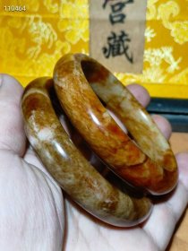 254_乾隆年製，和田玉老手镯一盒 玉质油润，沁色完美，品相完整。