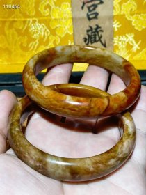 254_乾隆年製，和田玉老手镯一盒 玉质油润，沁色完美，品相完整。