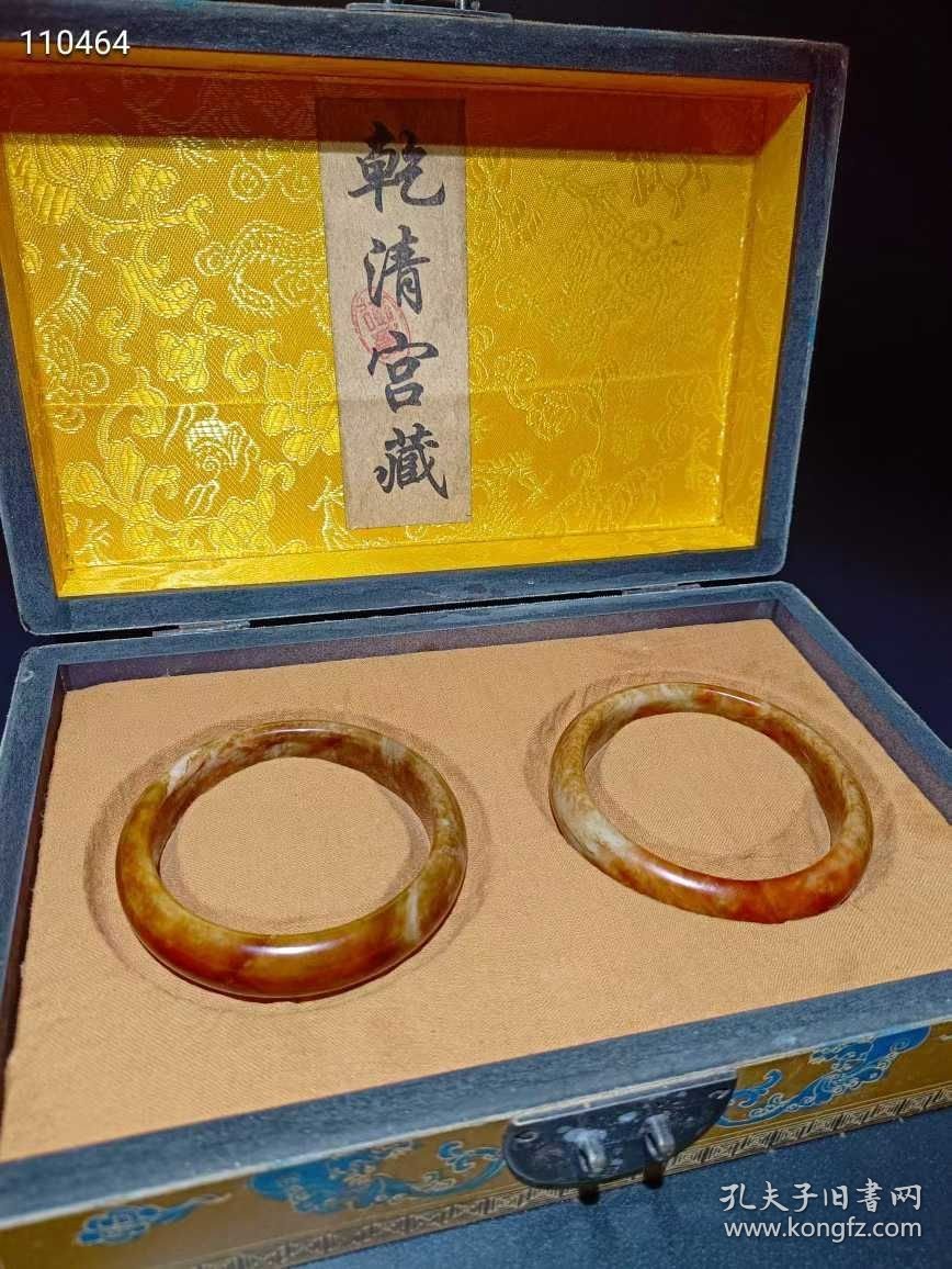 254_乾隆年製，和田玉老手镯一盒 玉质油润，沁色完美，品相完整。
