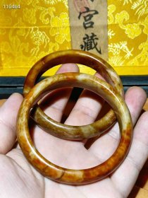 254_乾隆年製，和田玉老手镯一盒 玉质油润，沁色完美，品相完整。