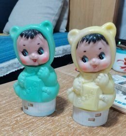 《老塑料娃娃学习存钱罐 一对 》 可以使用 完好 . 中国 生产