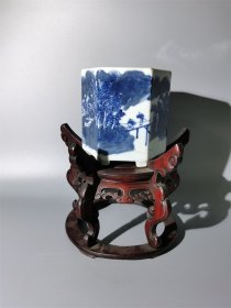 光绪青花山水人物温酒筒

【年代】光绪

【尺寸】口直径6.5CM，底直径9.5CM，高11CM。

【品相】冲线，炸底。