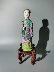 雍正粉彩人物摆件