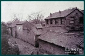 【全景中国--河南】1926年书页照片《瑞典“瑞华会”在河南洛阳市的新安县设堂传教：由著名瑞典女传教士，彼德森·玛丽亚在此建立传教站，并长期在此工作》（Sinanhsien，Honan）-- 彼德森·玛丽亚（1873-1951），1896年被派往中国，1898年来到新安县，后在此建立孤儿院，1951年新中国建立后暮年的她才离开这里 -- 后附卡纸30*21厘米，照片尺寸11*8厘米