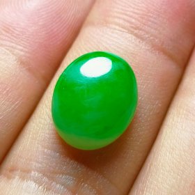 缅甸天然翡翠糯种绿色戒面。