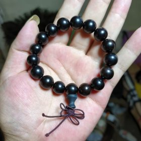 不知什么木才的手串，黑亮亮的看不懂如图自定。