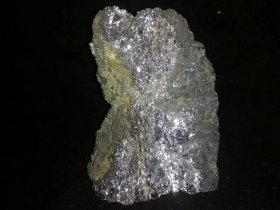 天然矿物石.亮晶晶的！而且非常的重。