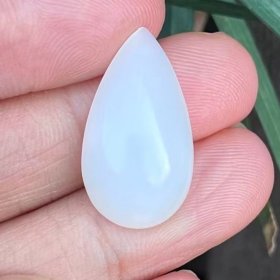 和田仔料白玉滴水形，白润细腻完美无瑕