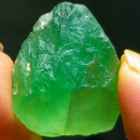 不知名的宝石原石，色泽绿半透明范荧光包天然的如图自己