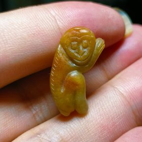 缅甸天然翡翠黄翡雕猴挂件，没抛光的有孔洞可挂如图