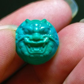 原矿高瓷绿松石立体雕兽首珠一颗。