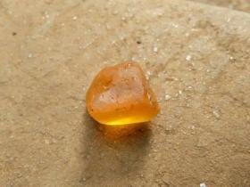 壹块漂亮的黄琉璃陨石