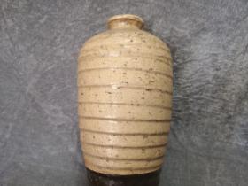 花道具花器 宋代磁州窑白釉酱釉旋纹文字梅瓶 尺寸：高29.5厘米，品相如图，局部有缩釉，品相完整 标价为实价，喜欢的朋友直接拍下，顺丰包邮