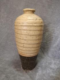 花道具花器 宋代磁州窑白釉酱釉旋纹文字梅瓶 尺寸：高29.5厘米，品相如图，局部有缩釉，品相完整 标价为实价，喜欢的朋友直接拍下，顺丰包邮