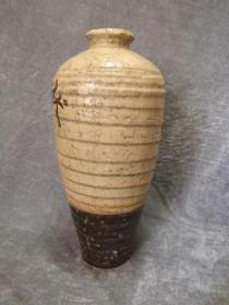 花道具花器 宋代磁州窑白釉酱釉旋纹文字梅瓶 尺寸：高29.5厘米，品相如图，局部有缩釉，品相完整 标价为实价，喜欢的朋友直接拍下，顺丰包邮