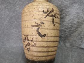 花道具花器 宋代磁州窑白釉酱釉旋纹文字梅瓶 尺寸：高29.5厘米，品相如图，局部有缩釉，品相完整 标价为实价，喜欢的朋友直接拍下，顺丰包邮