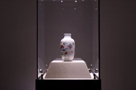 官窑“大清雍正年制”粉彩花卉灯笼瓶
