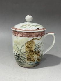 五十年代粉彩老虎茶杯，