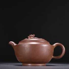名家款 紫砂螭龙钮茶壶。