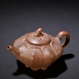 旧藏 陈孟侯款老紫砂莲花形茶壶。