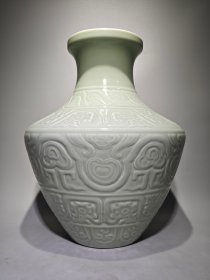 大清乾隆年制，豆青釉浮雕夔龙纹炫纹折肩瓶，