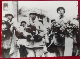 照片一张【1949年11月8日 解放军先头部队进入重庆】翻拍件，