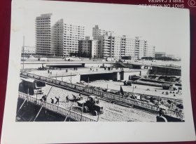 新闻照片一张【首都基建工程兵在建国门三层立交桥加紧施工】