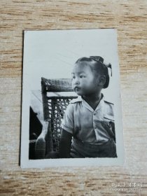 50年代小女孩黑白老照片 如图  货号DD6