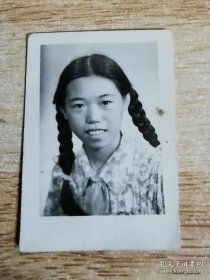 李艾兰女士单身照1953年黑白照片后面有字 如图  货号DD6