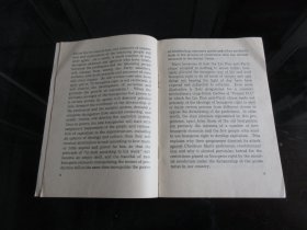 罕见七十年代32开本英文版《论反党集团的社会基础》1975年一版一印 -尊D-4