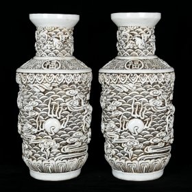 乾隆王炳荣白瓷雕刻海水龙纹爆竹瓶
高36.5cm  直径16cm