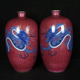 清乾隆胭脂红釉爬花青花云龙纹鎏金边梅瓶
高27.5厘米     直径15厘米