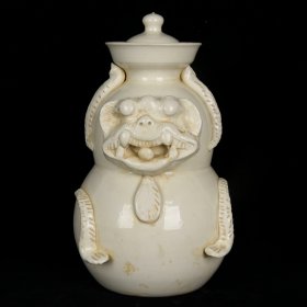 定窑雕刻瑞兽纹葫芦瓶
高23cm            直径15cm