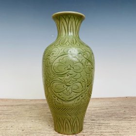 耀州窑刻花卉纹观音瓶，高31厘米，直径14厘米
