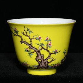 雍正黄地粉彩花卉纹杯，高5cm直径6.5cm