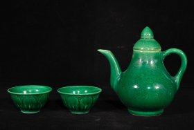 成化绿釉雕刻龙纹茶具一套，好壶15×14.5厘米，杯3.8×7.5厘米