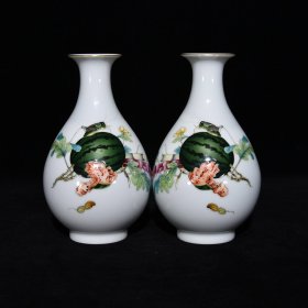 雍正郎世宁作珐琅彩瓜果纹玉壶春瓶，17×10