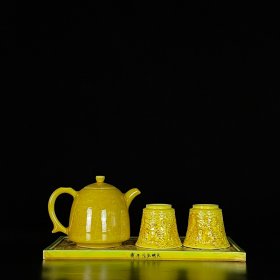 明弘治娇黄釉云龙纹茶具 茶盘:1.8x30.5厘米 杯:6.6x8厘米 壶:12x15厘米