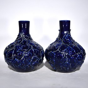 元蓝釉浮雕葡萄纹天球瓶，28×22