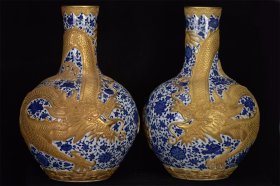 清乾隆年制青花浮雕鎏金龙纹天球瓶 
高：46厘米 宽：31厘米