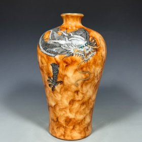 乾隆粉彩描金龙纹梅瓶 高23厘米宽12.5厘米