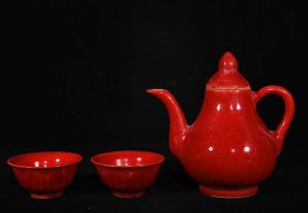 成化红釉雕刻龙纹茶具一套，壶15×1475厘米，杯3.8×7.5厘米