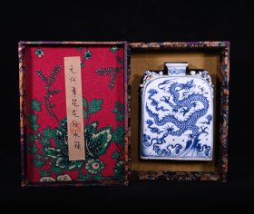 元青花龙纹扁瓶，高23.5×17.5厘米