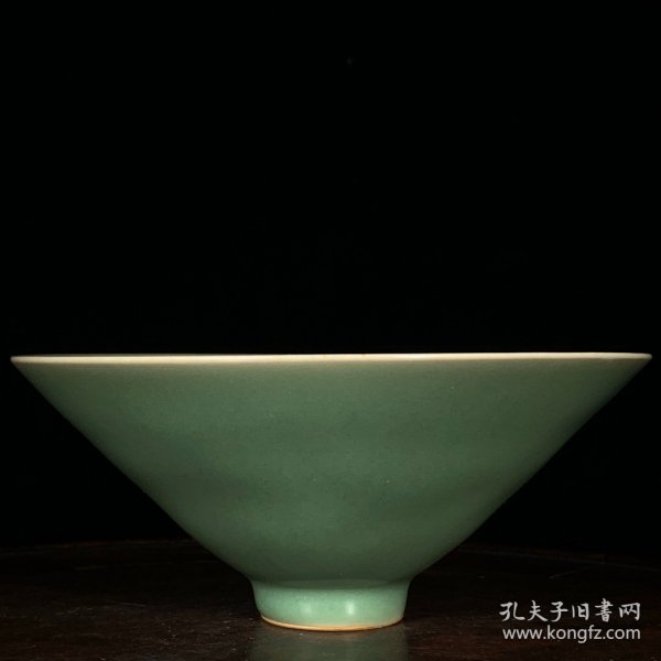 龙泉窑梅子青釉斗笠碗，高7直径16.5cm