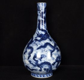 雍正青花海水九龙纹胆瓶
高35.5厘米    直径19厘米