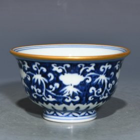 明宣德青花鎏金花卉纹压手杯，高5.3cm直径9.2cm