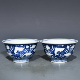 明宣德青花留白鱼藻纹压手杯，高4.8cm直径8.8cm