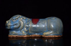 钧瓷窑变釉狮子枕，高12×30厘米