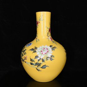 乾隆黄地粉彩花开富贵纹天球瓶尺寸40*28厘米