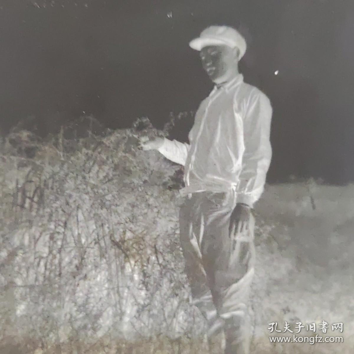 点击查看原图 【老底片】11《带帽男子》6*6公分底片